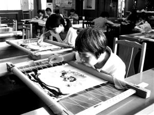 在工疗站，大家正在认真地学习广绣 陈晓洁摄