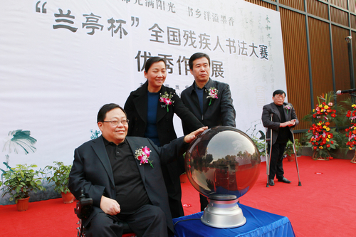 图为作品展开幕仪式 图为作品展开幕仪式
