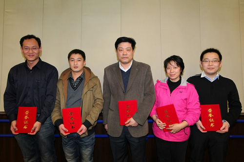 图为获奖选手领取荣誉证书