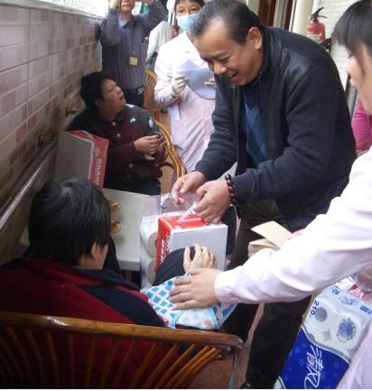 图2：区残联陈青理事长对托养人员亲切慰问，并送上节日慰问品