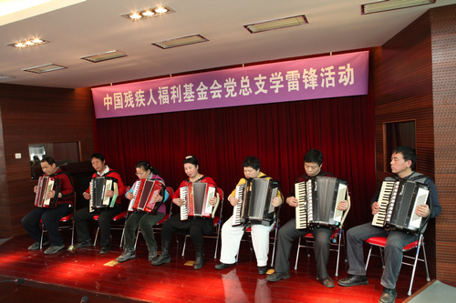 图为盲人乐队演奏手风琴
