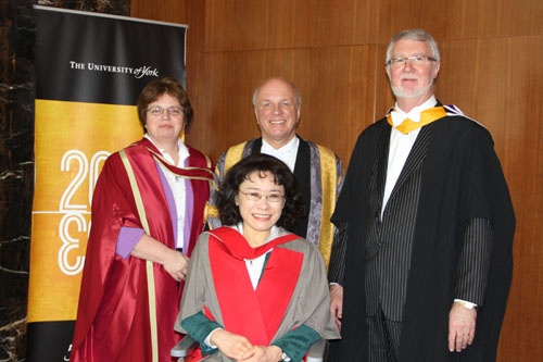 图为张海迪与英国约克大学荣誉校长格雷格·戴克等教授合影
