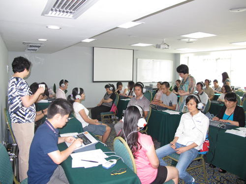 图三为在中国聋儿康复研究中心和省康复中心专家的指导下，学员们学习纯音测听技术