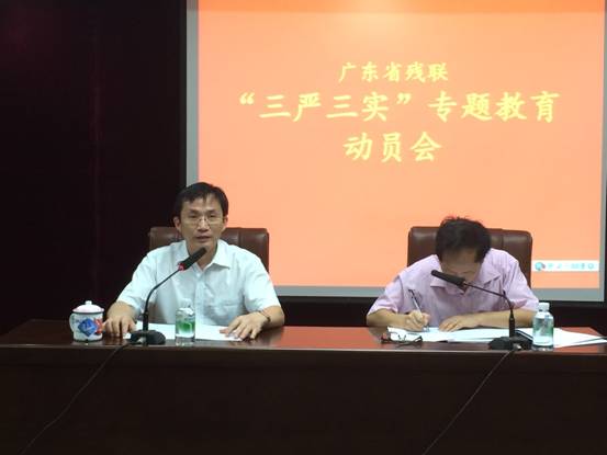 图为党组书记、理事长张永安同志讲专题党课