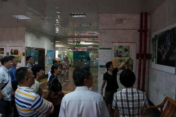 图为中国残联调研组在省残疾人康复中心参观调研