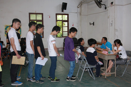 图为同学们排队积极应聘岗位