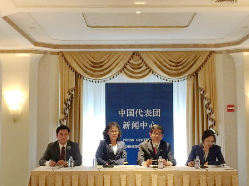 图为张海迪主席、鲁勇书记出席吹风会