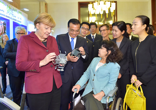 中国残疾人联合会主席张海迪向两国总理赠送了自己亲手设计的轮椅模型。新华社记者 谢环驰 摄