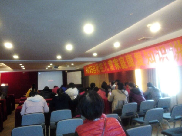 图为残疾儿童康复专家、副主任医师陈旭红老师在给清远市自闭症儿童家长、老师授课