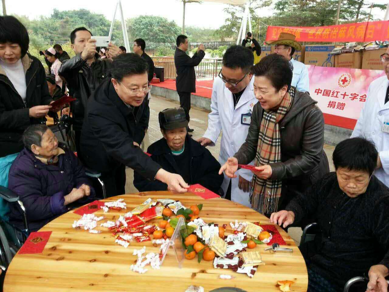 图为中国残联贾勇副理事长到省泗安医院慰问麻风病人，省残联副理事长李敏陪同