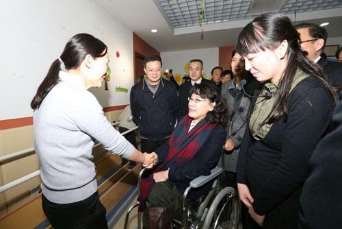 图为海迪主席与儿童康复部的工作人员亲切交谈