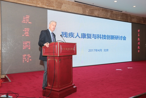 图为康复国际北美区主席迈克尔?布若基利（Michael Brogioli）在会上发言