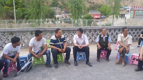图为鲁勇一行在延川县与残疾人贫困户、残疾人致富带头人和乡镇干部座谈