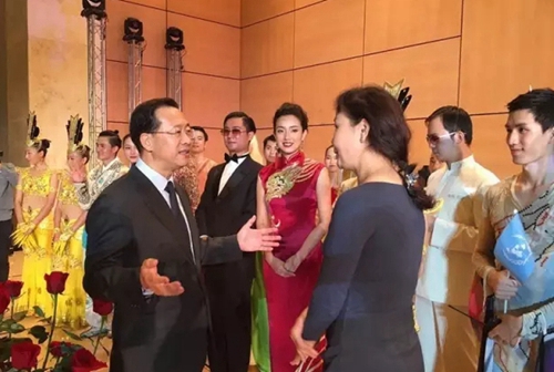 图为演出结束后，马朝旭大使赞扬中国残疾人艺术团的精彩表演