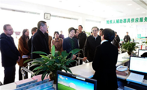 图为国家人社部副部长张义珍、中国残联副理事长程凯一行到昆明市五华区残疾人便民服务暨援助中心调研