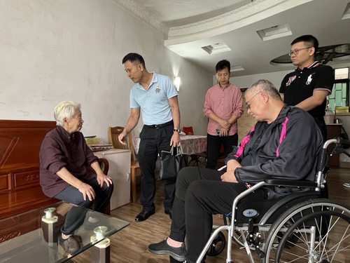 郑月利副理事长为贾先生母亲讲解有关惠残政策