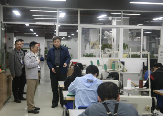 广州市残联党组书记、理事长刘成勇到广州市残疾人就业培训服务中心调研407