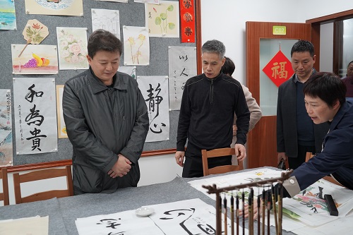 图为：调研组观赏黄埔区残疾人书画作品