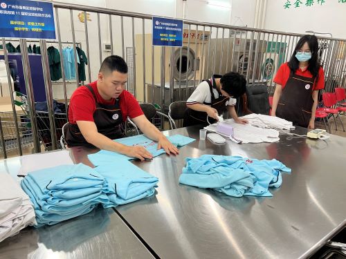 残疾学生现场模拟洗衣服务全流程