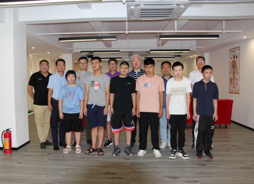 调研组和参加技能培训的视力残疾学员及有关负责人合影