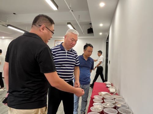 王立理事长（左二）到广东康宁保健有限公司开展走访调研