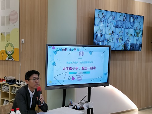 图二为普法讲座现场