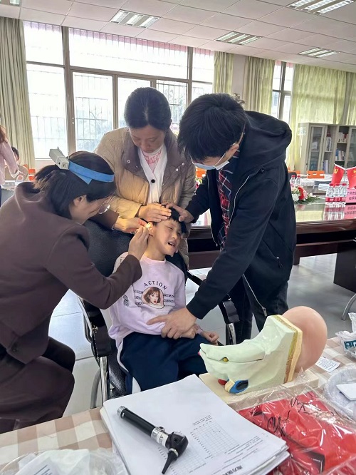 黄埔区2月27日爱耳日活动为残疾儿童义诊