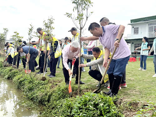 番禺区残联党支部书记王立同志带领两党支部党员、志愿者和工疗学员进行义务植树