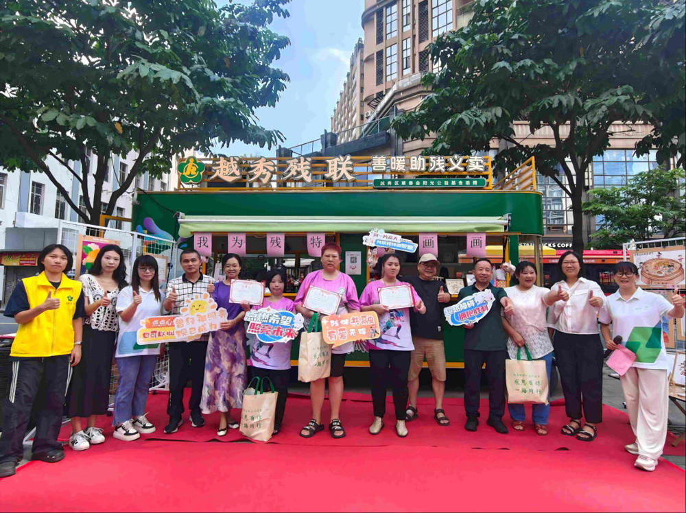 残联领导为学员送上荣誉证书